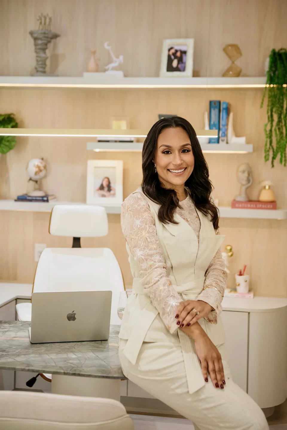 Dra. Laísa Coelho, médica psiquiatra e fundadora do Instituto Presenze, sorrindo em seu consultório