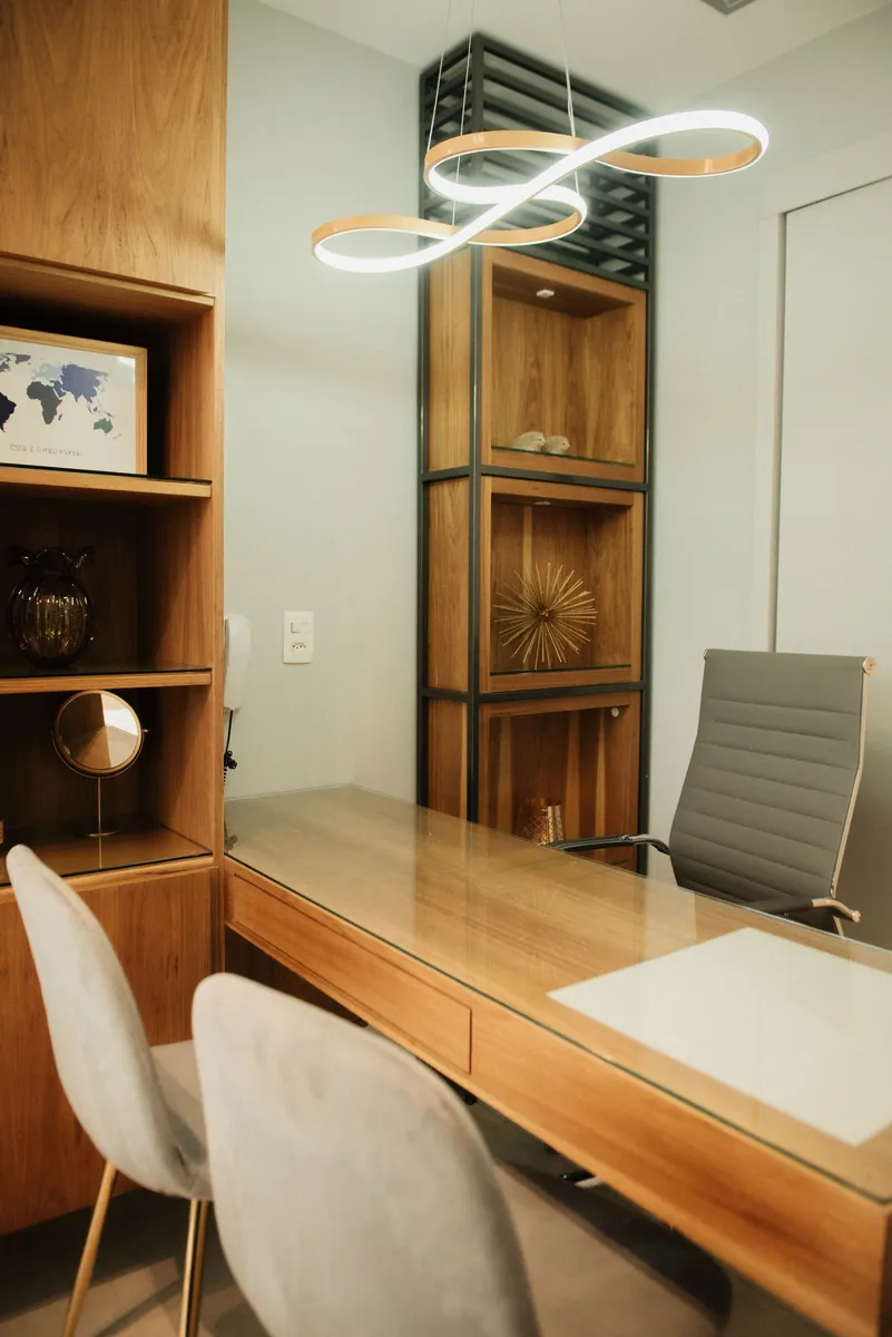Sala 1: mesa com tampo de vidro, estante em madeira e pendente de luz